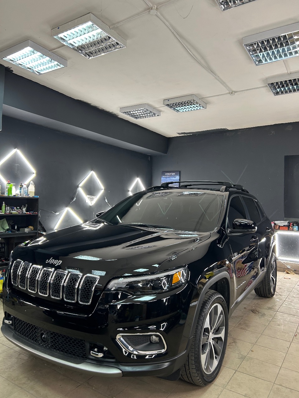 Jeep Cherokee - фото 1