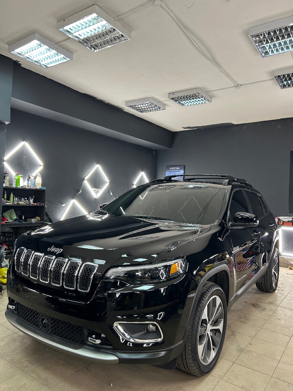 Jeep Cherokee - фото 2