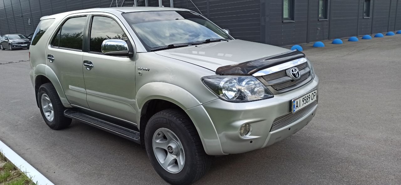 Toyota Fortuner - фото 5