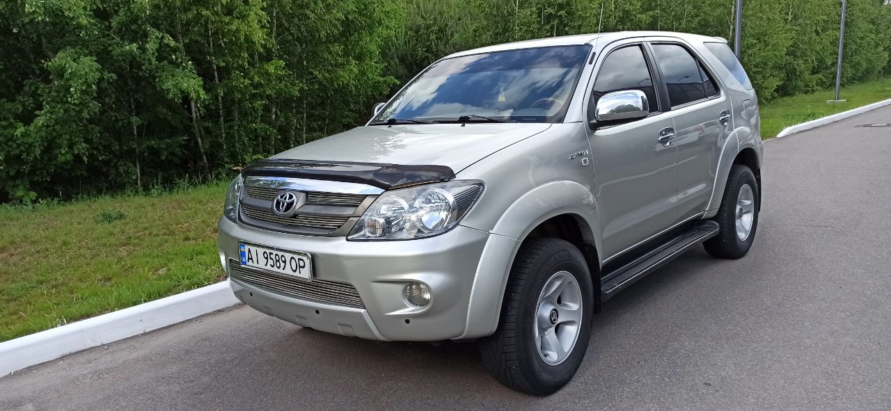 Toyota Fortuner - фото 1