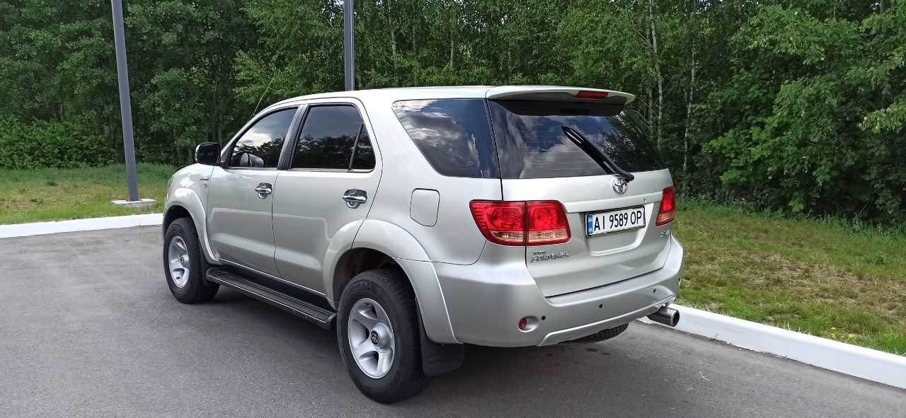 Toyota Fortuner - фото 3