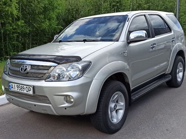 Toyota Fortuner - фото 1