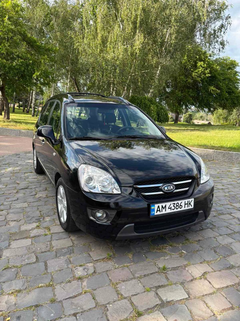 Kia Carens - фото 1