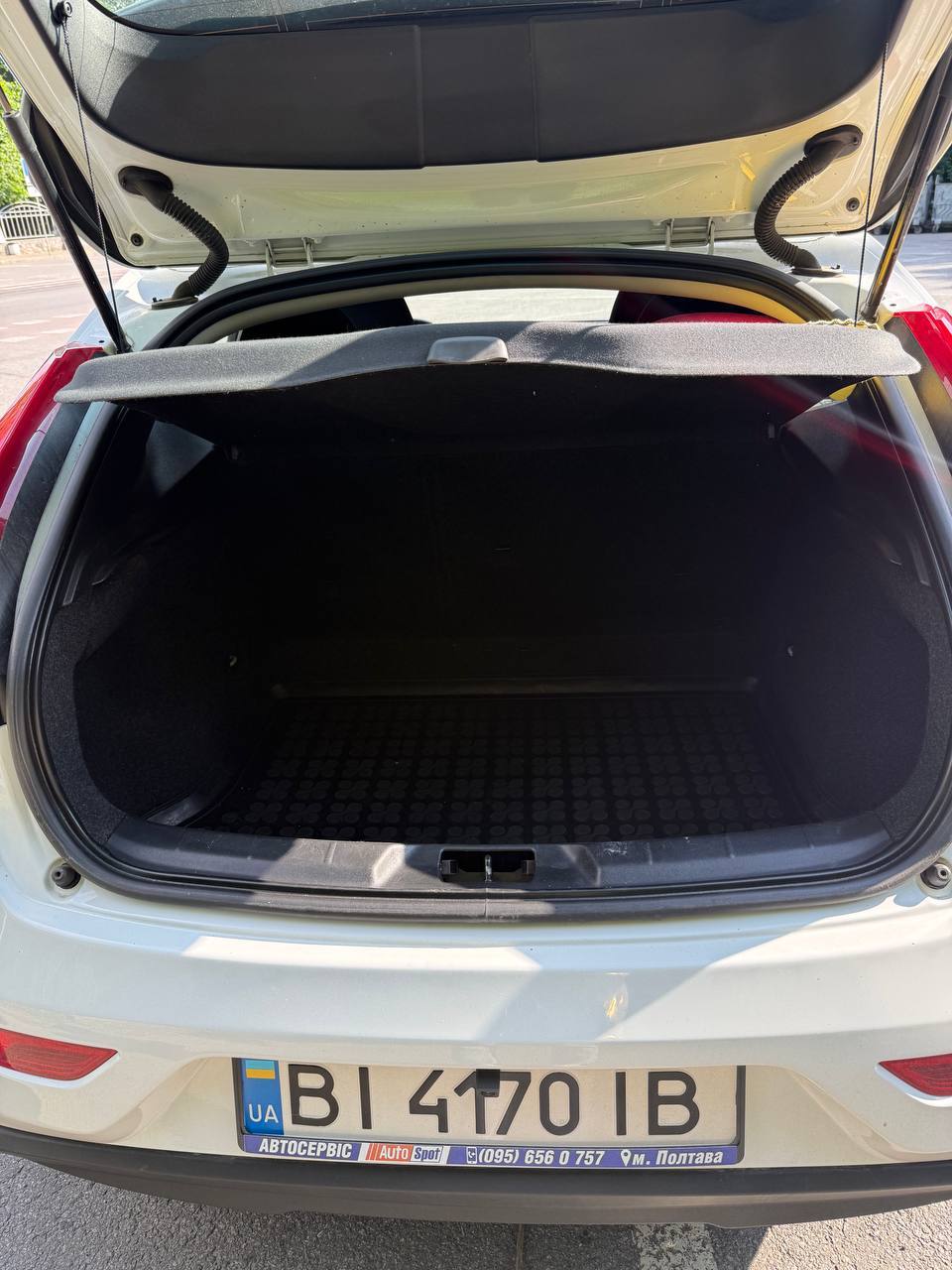 Volvo V40 - фото 12