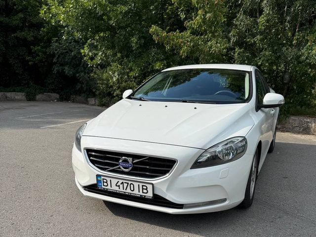 Volvo V40 - фото 1