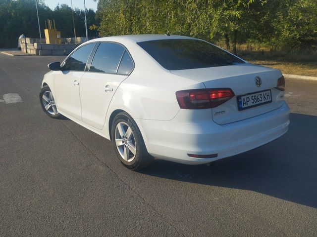 Volkswagen Jetta - фото 2
