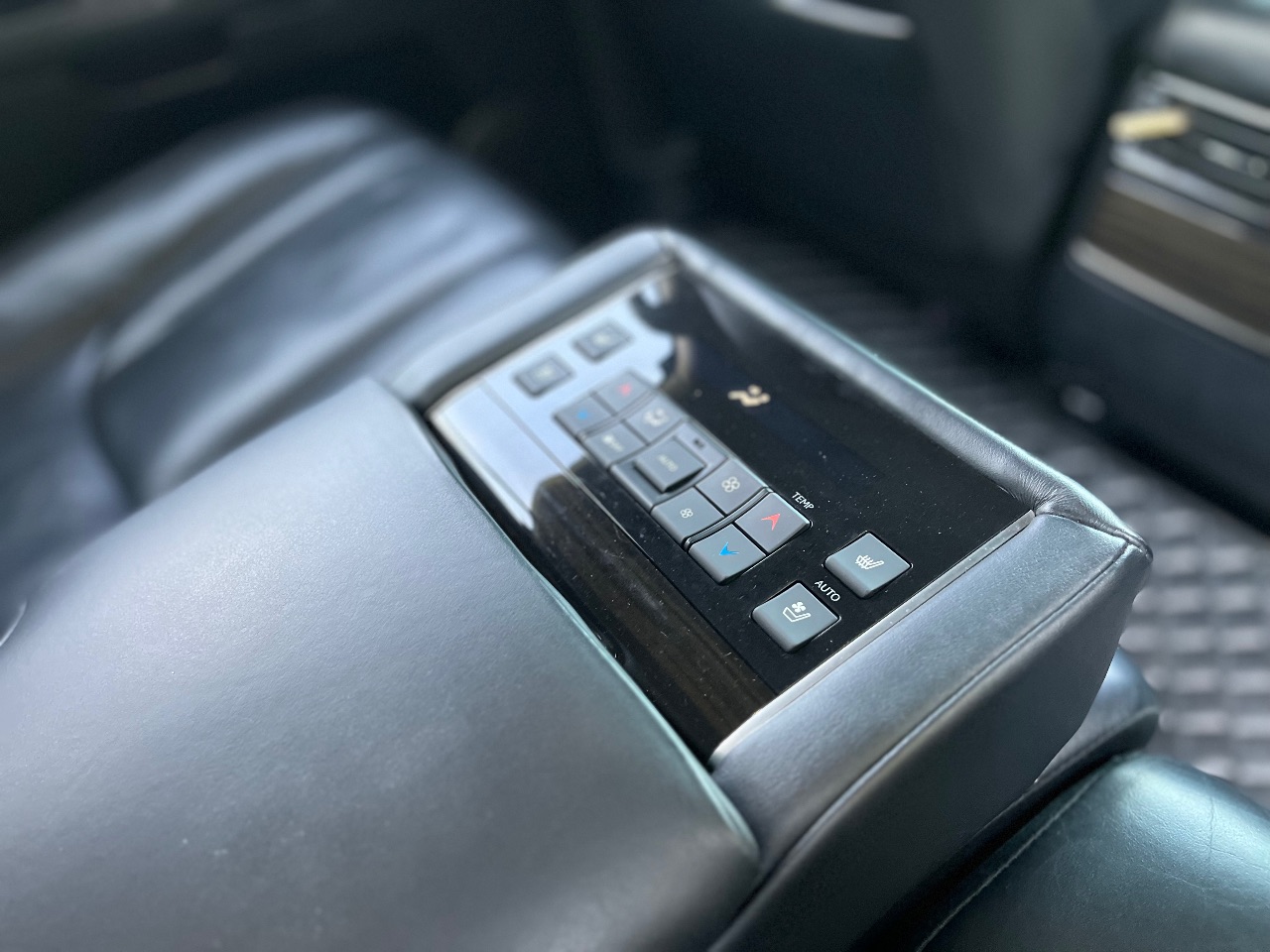 Lexus LX - фото 19