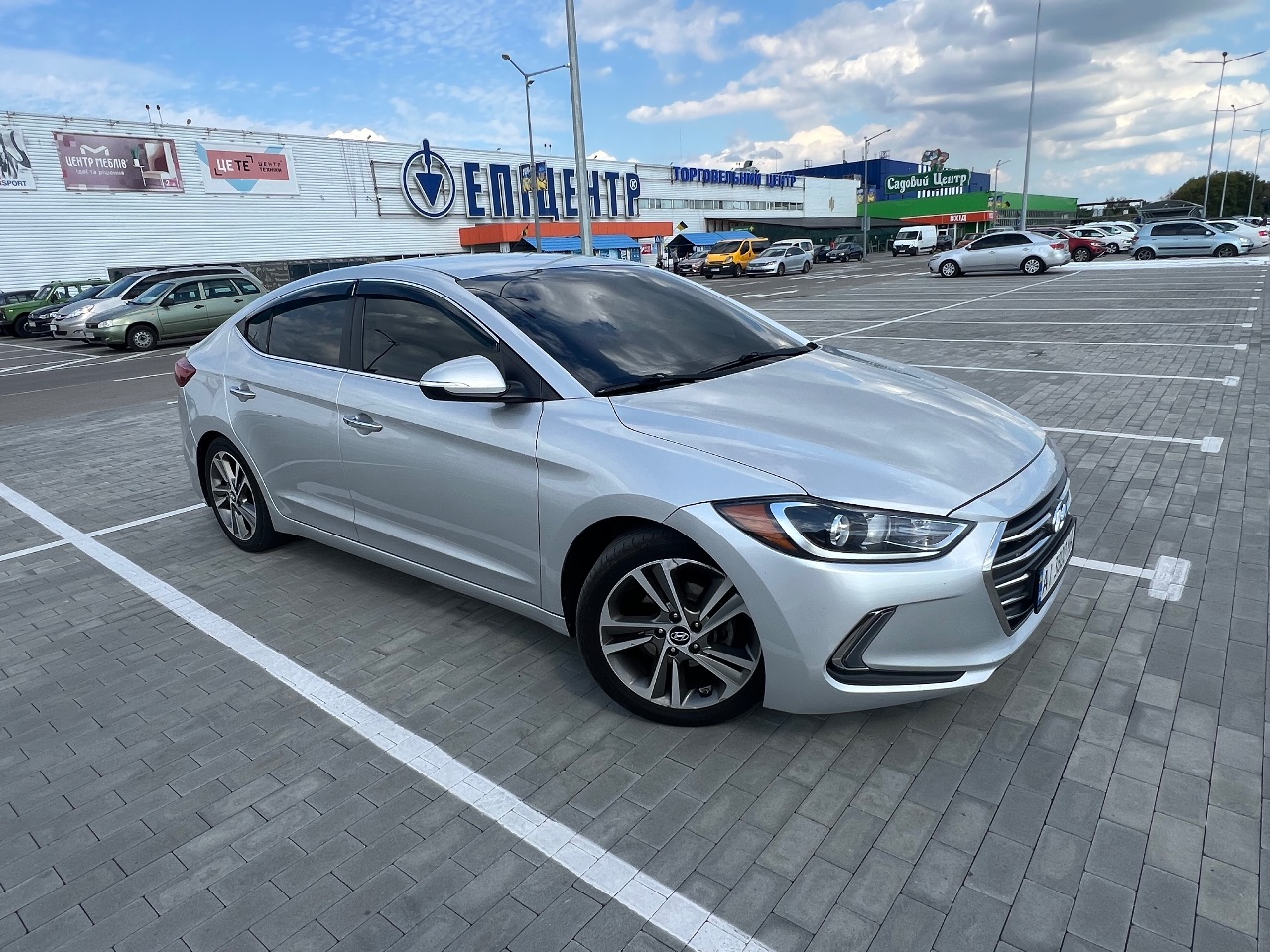 Hyundai Elantra - фото 1