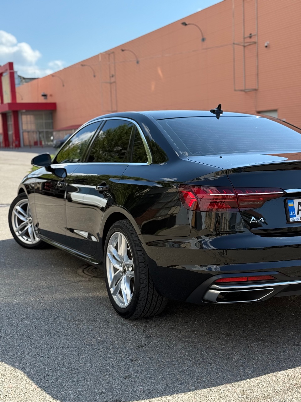 Audi A4 - фото 10