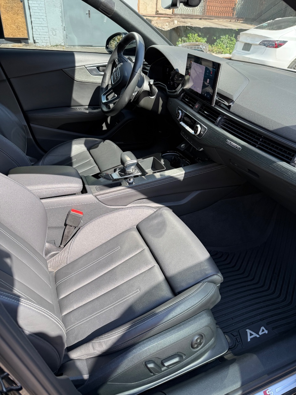 Audi A4 - фото 17