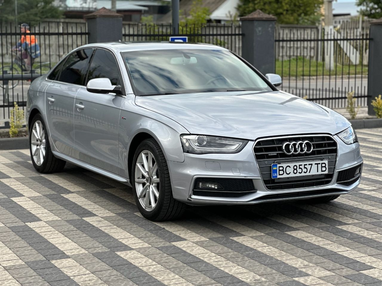 Audi A4 - фото 4