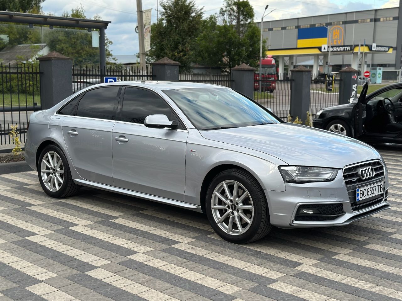 Audi A4 - фото 5