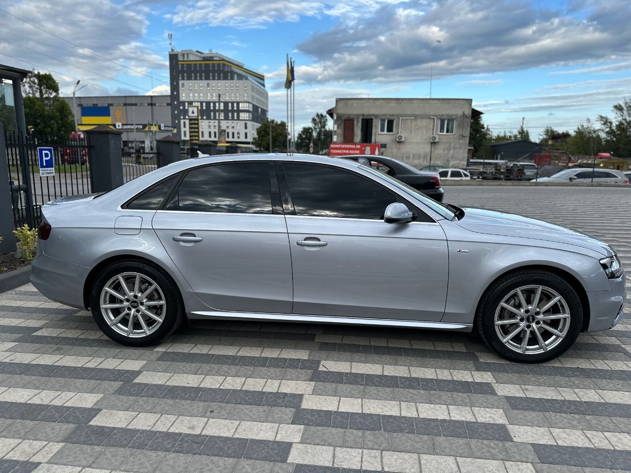 Audi A4 - фото 6