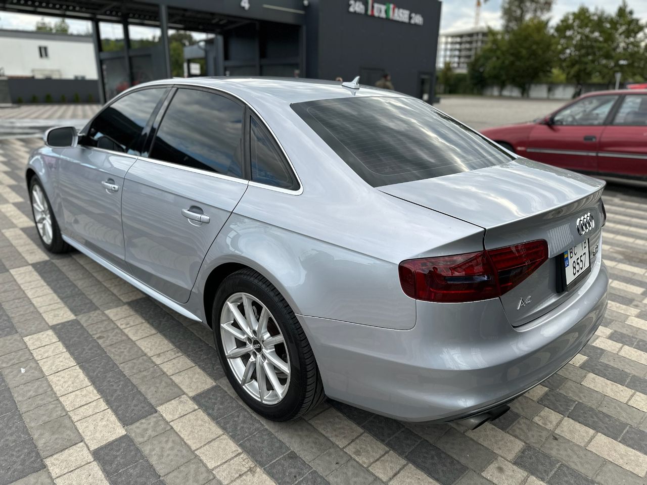 Audi A4 - фото 8