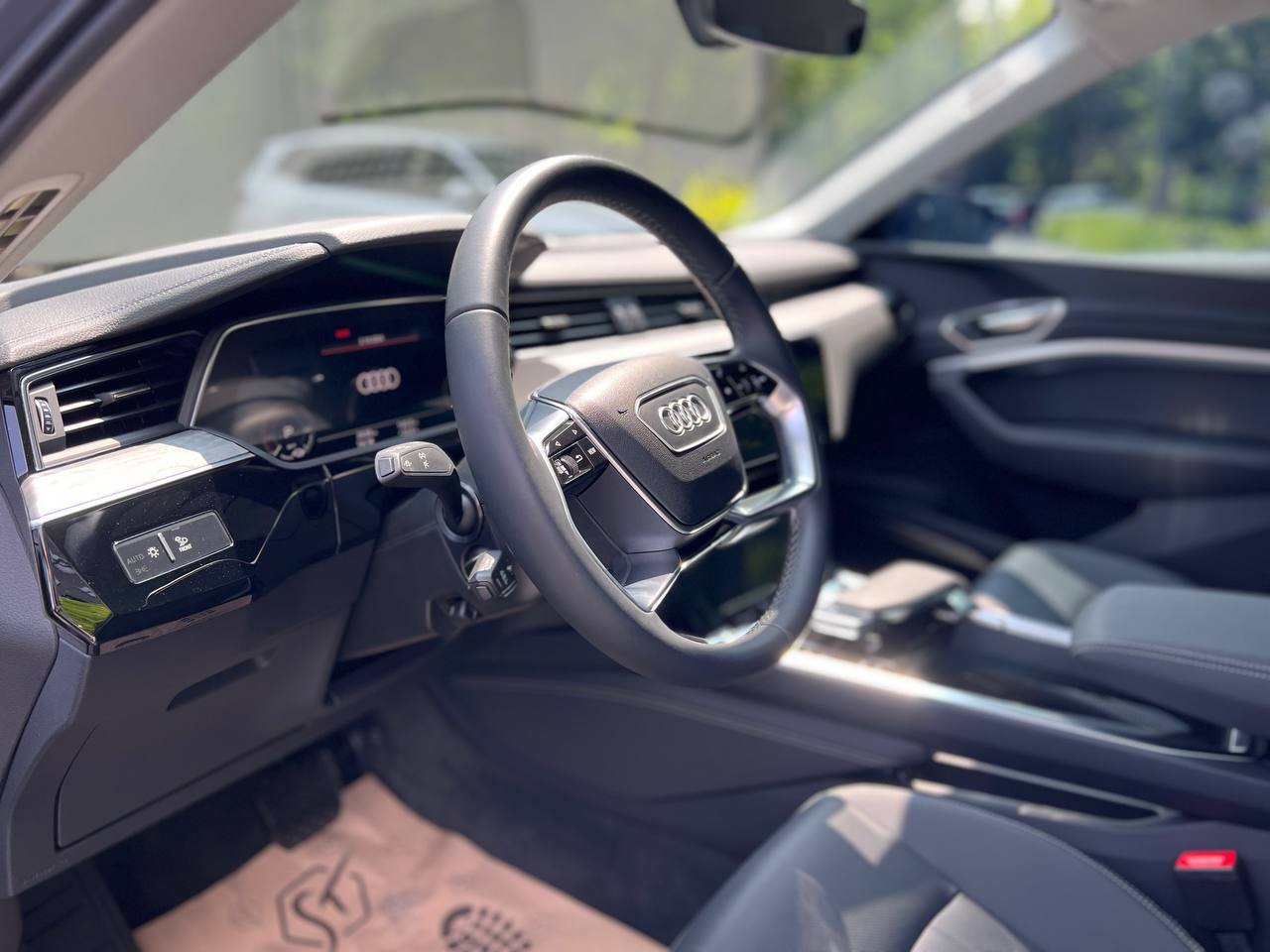 Audi Q8 e-tron - фото 13