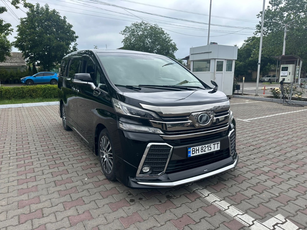 Toyota Vellfire - фото 1