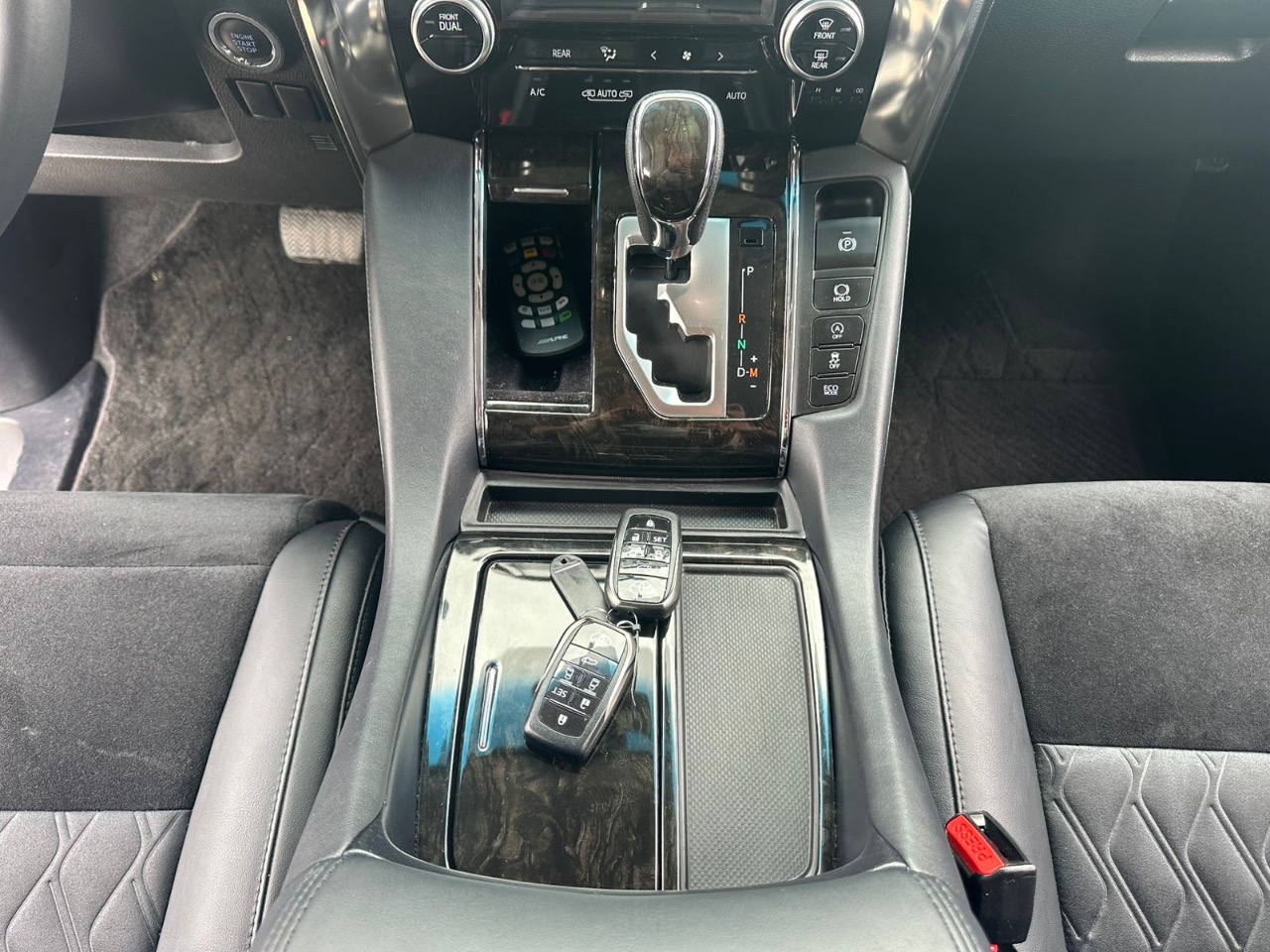 Toyota Vellfire - фото 9