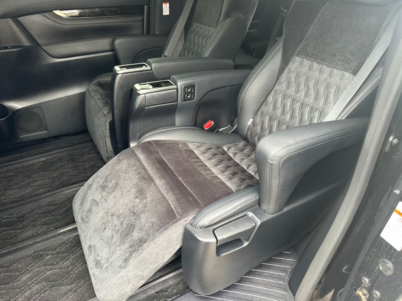Toyota Vellfire - фото 4
