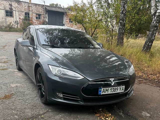 Tesla Model S - фото 1