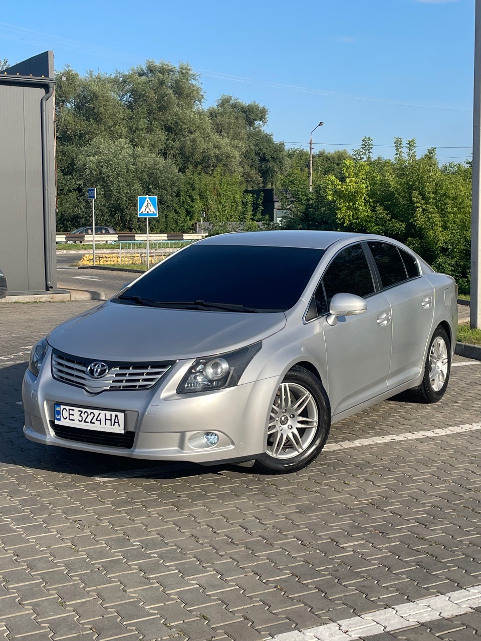 Toyota Avensis - фото 1