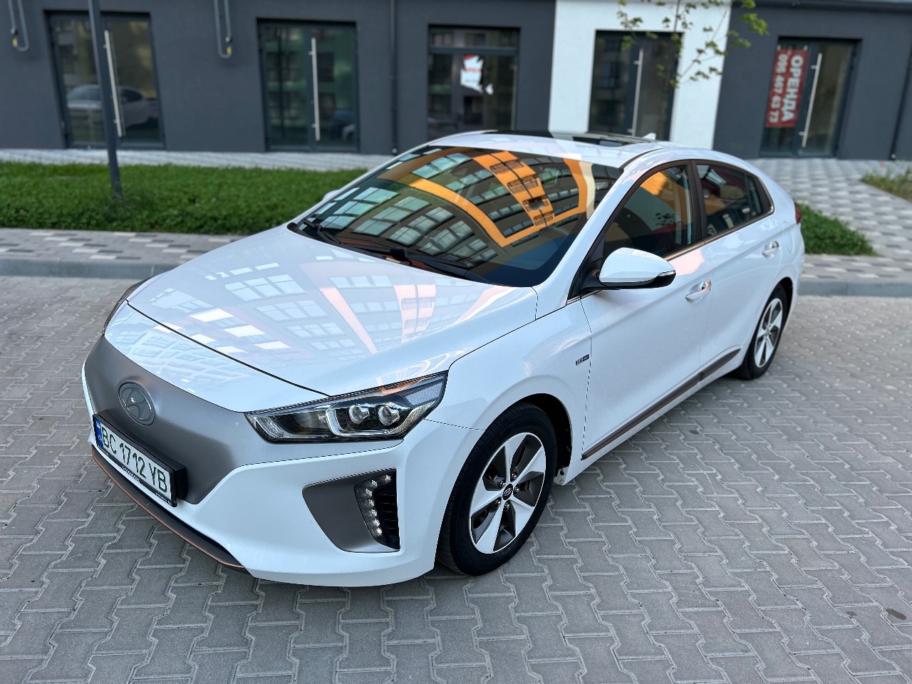 Hyundai IONIQ - фото 1
