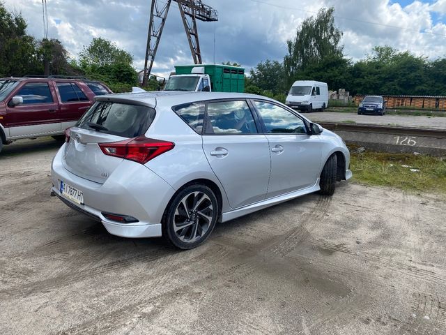 Toyota Avensis - фото 1