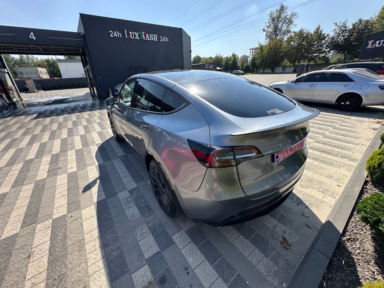 Tesla Model Y - фото 7