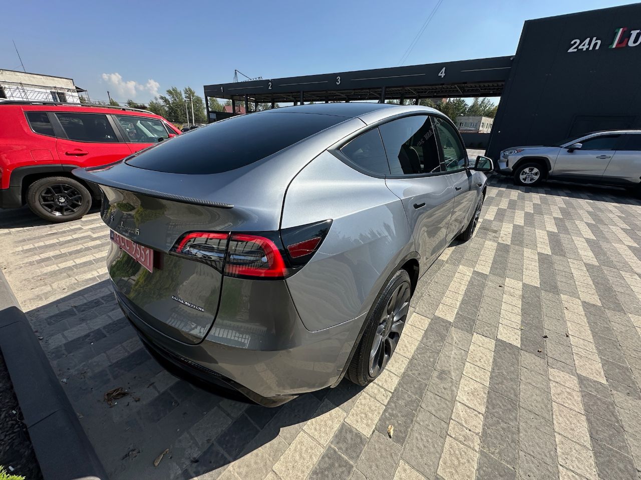 Tesla Model Y - фото 10