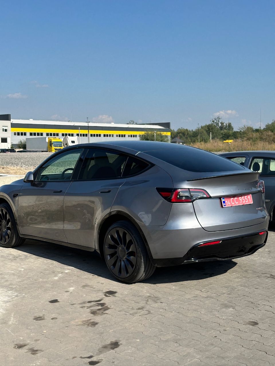 Tesla Model Y - фото 12
