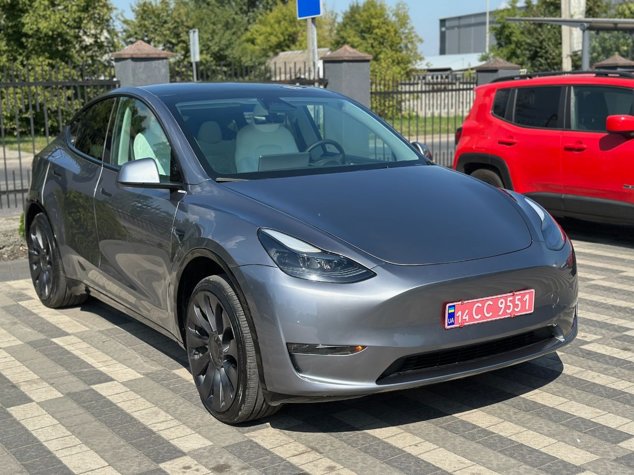Tesla Model Y - фото 1