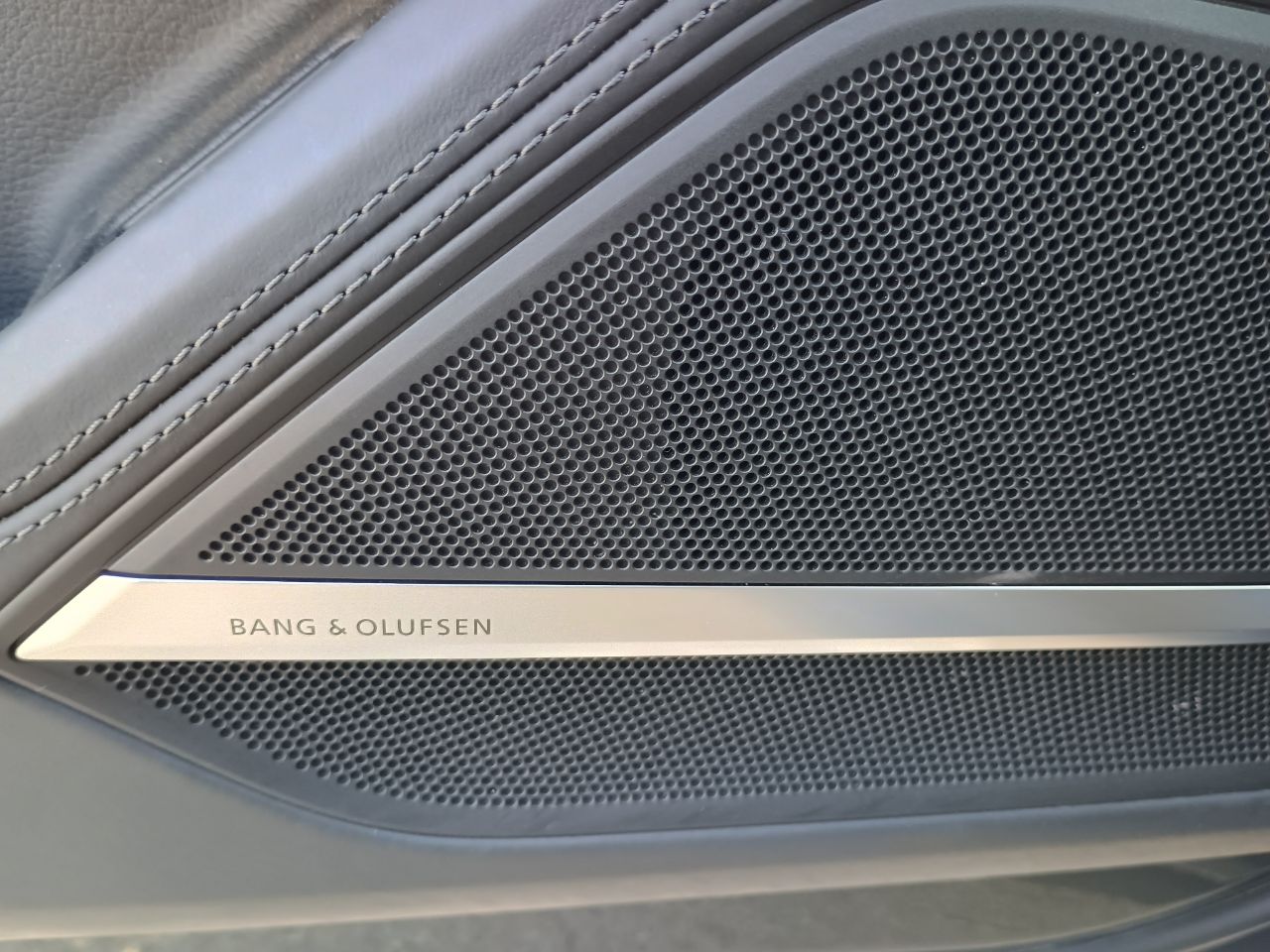 Audi A8 - фото 36