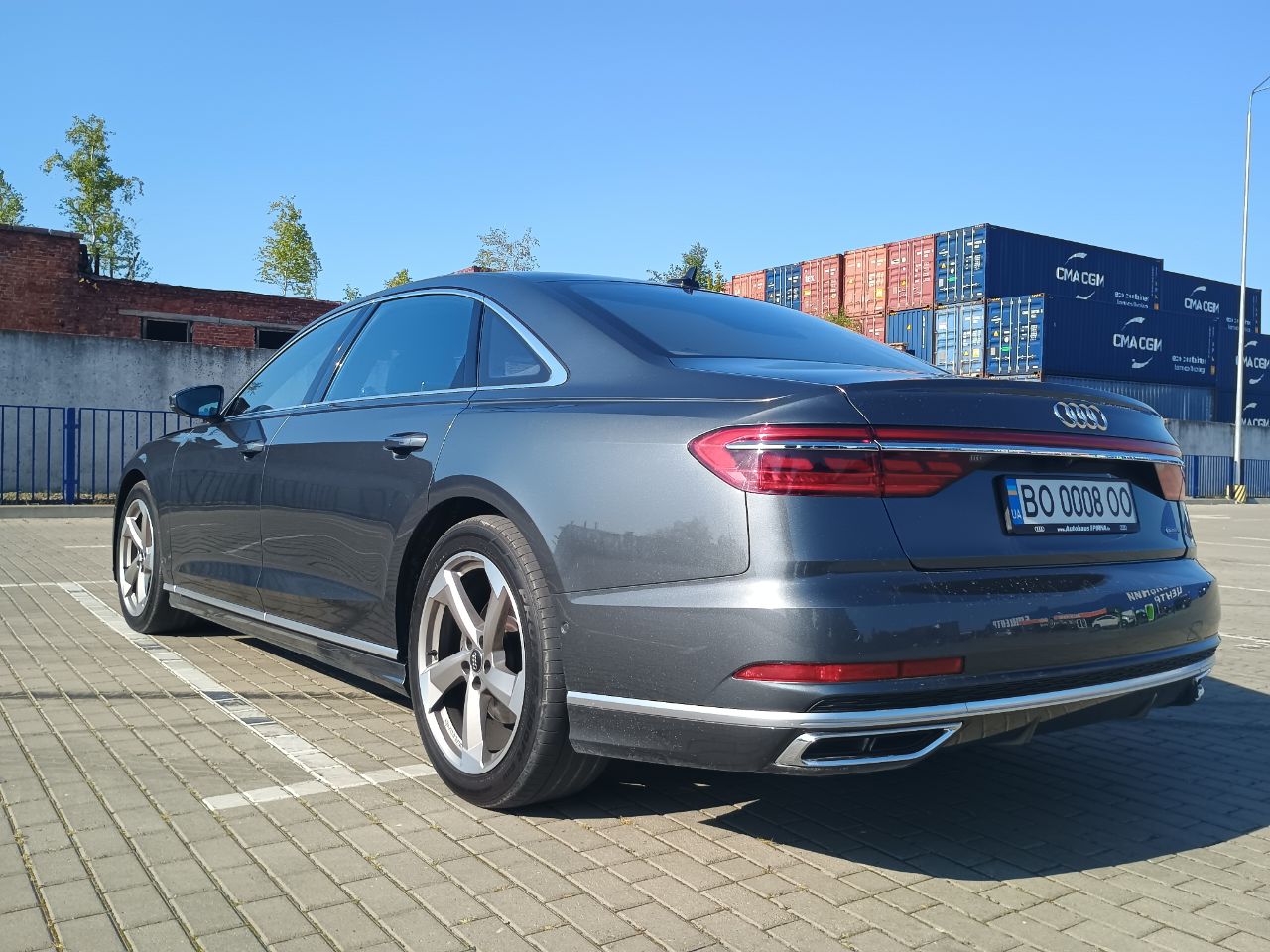 Audi A8 - фото 10