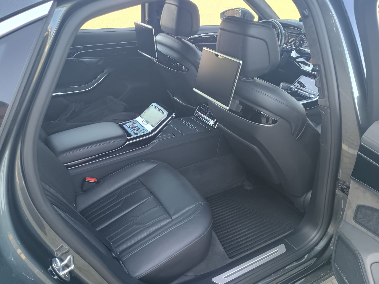 Audi A8 - фото 20