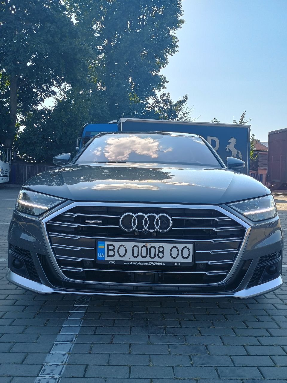 Audi A8 - фото 1