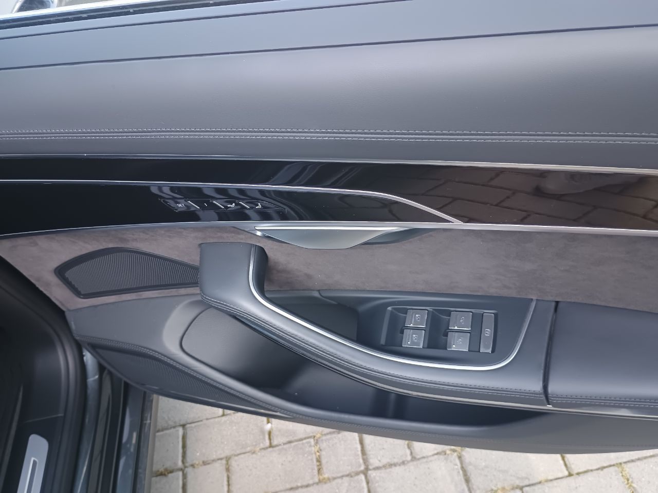 Audi A8 - фото 18