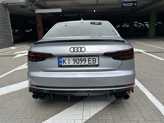 Audi A4 - фото 5