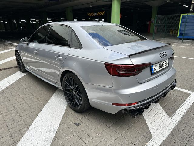 Audi A4 - фото 4