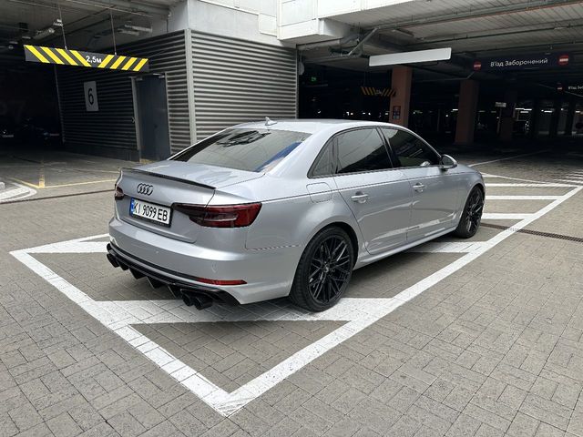 Audi A4 - фото 3