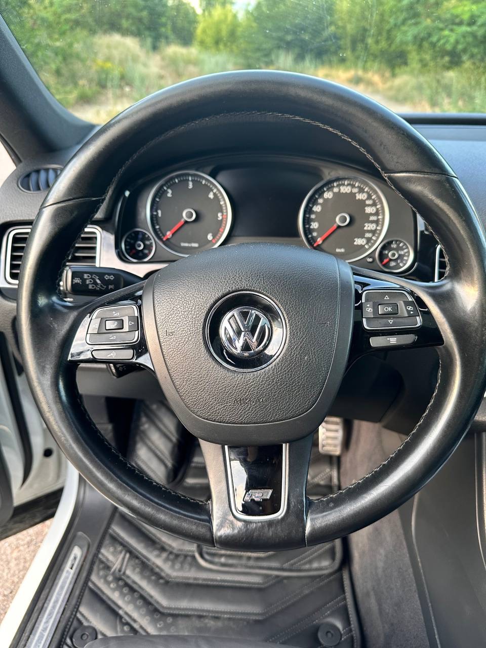 Volkswagen Touareg - фото 8