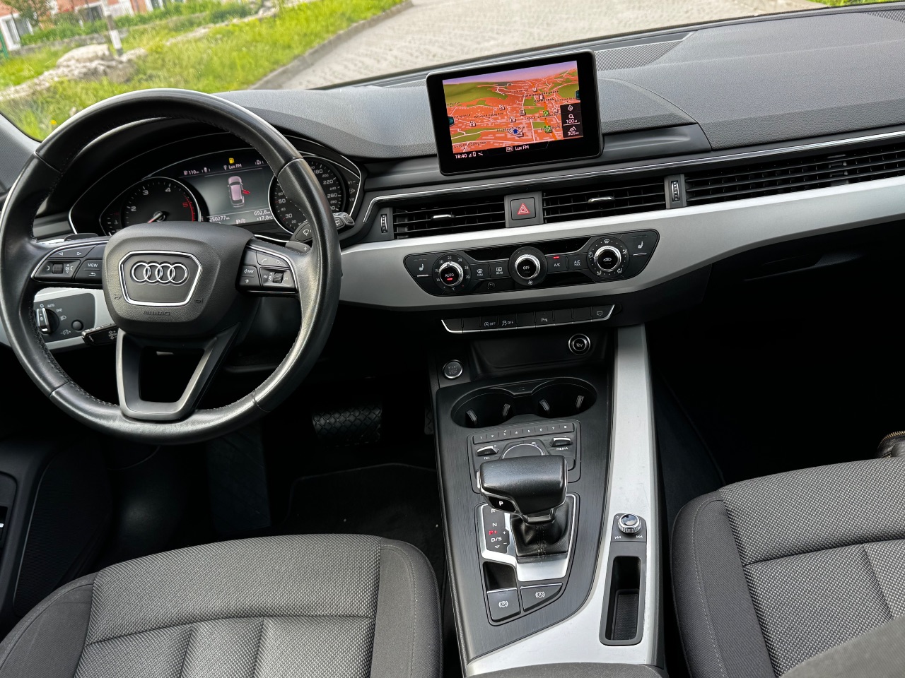 Audi A4 - фото 19