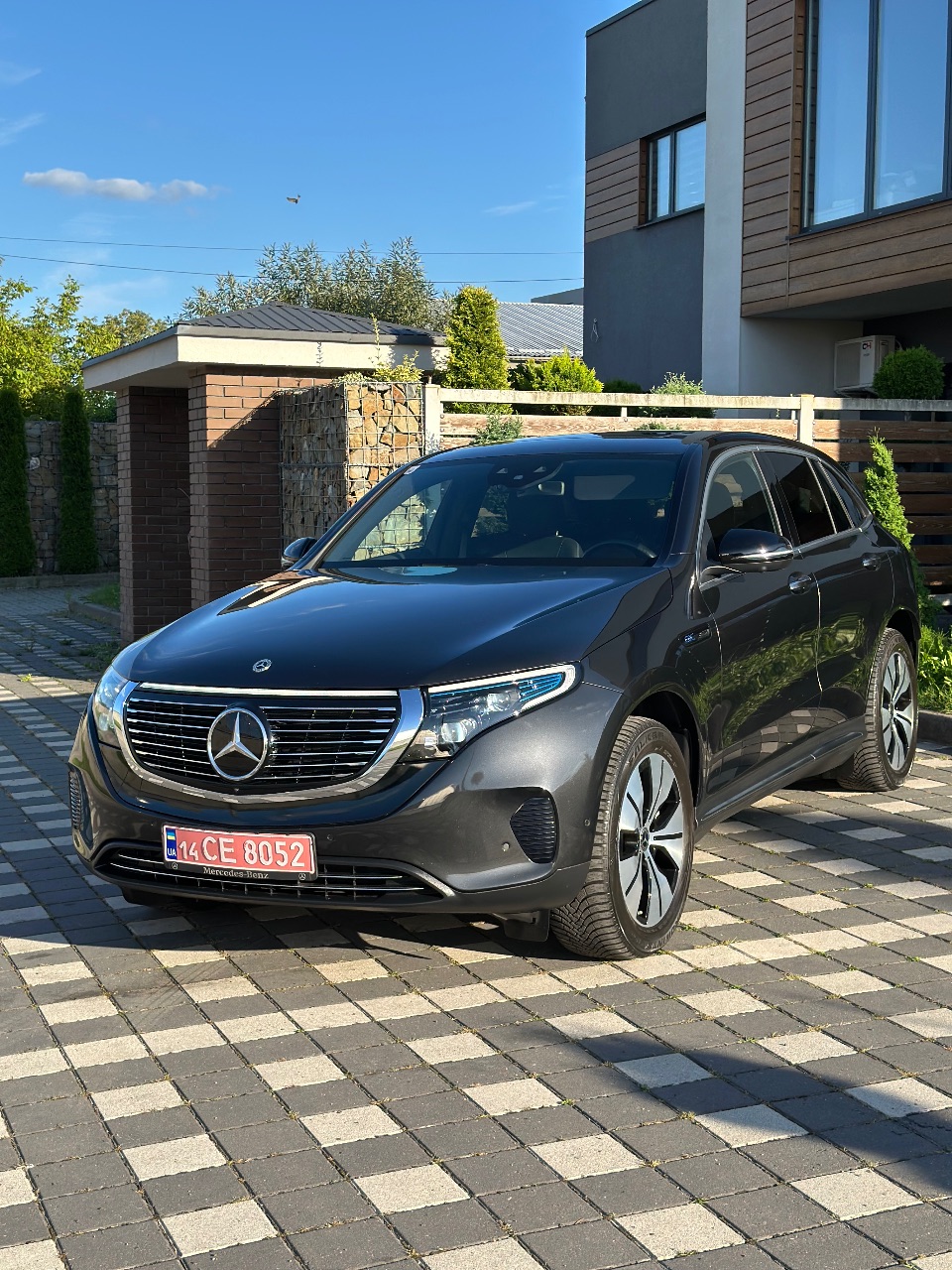 Mercedes-Benz EQC - фото 1