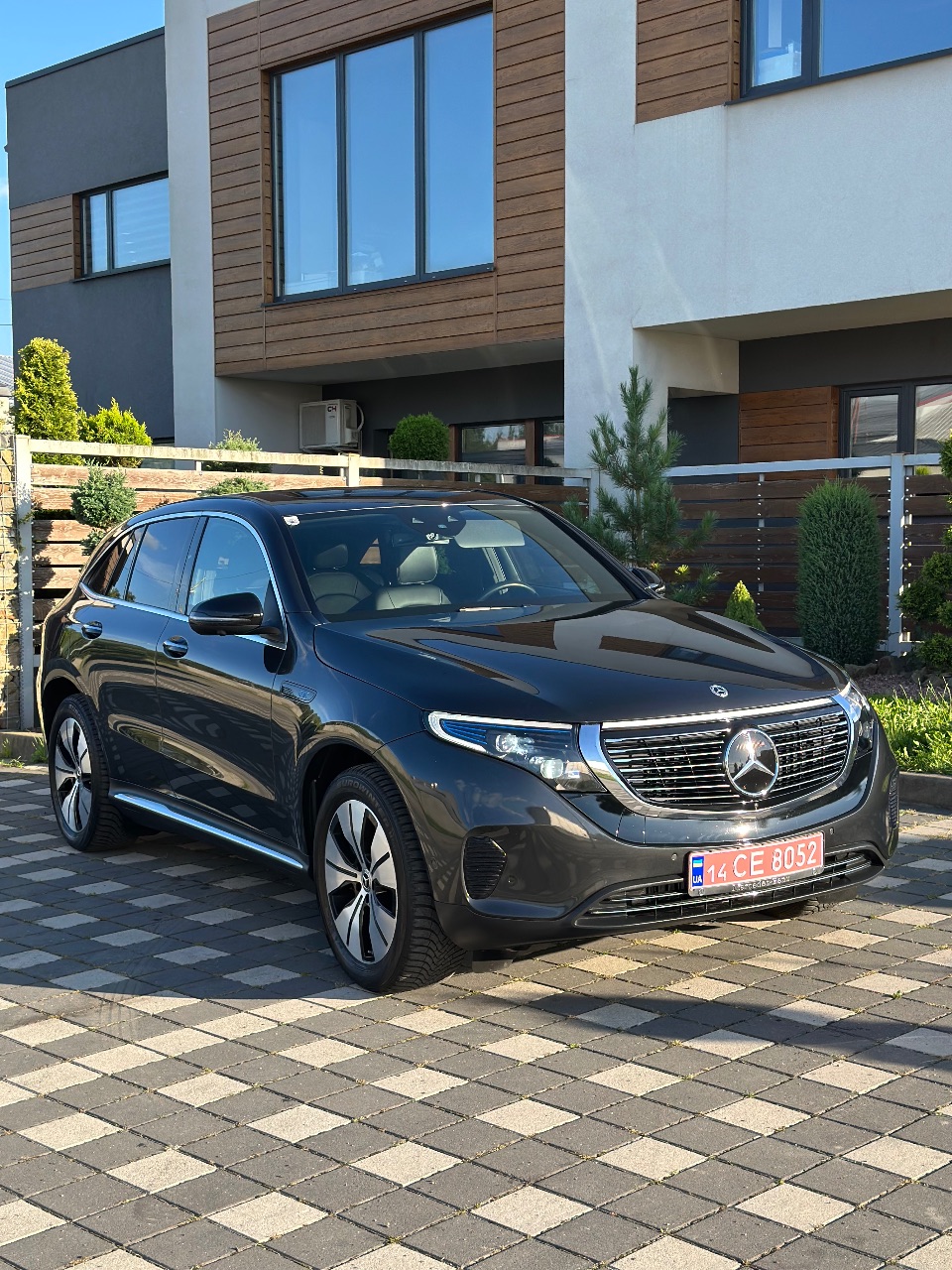 Mercedes-Benz EQC - фото 2