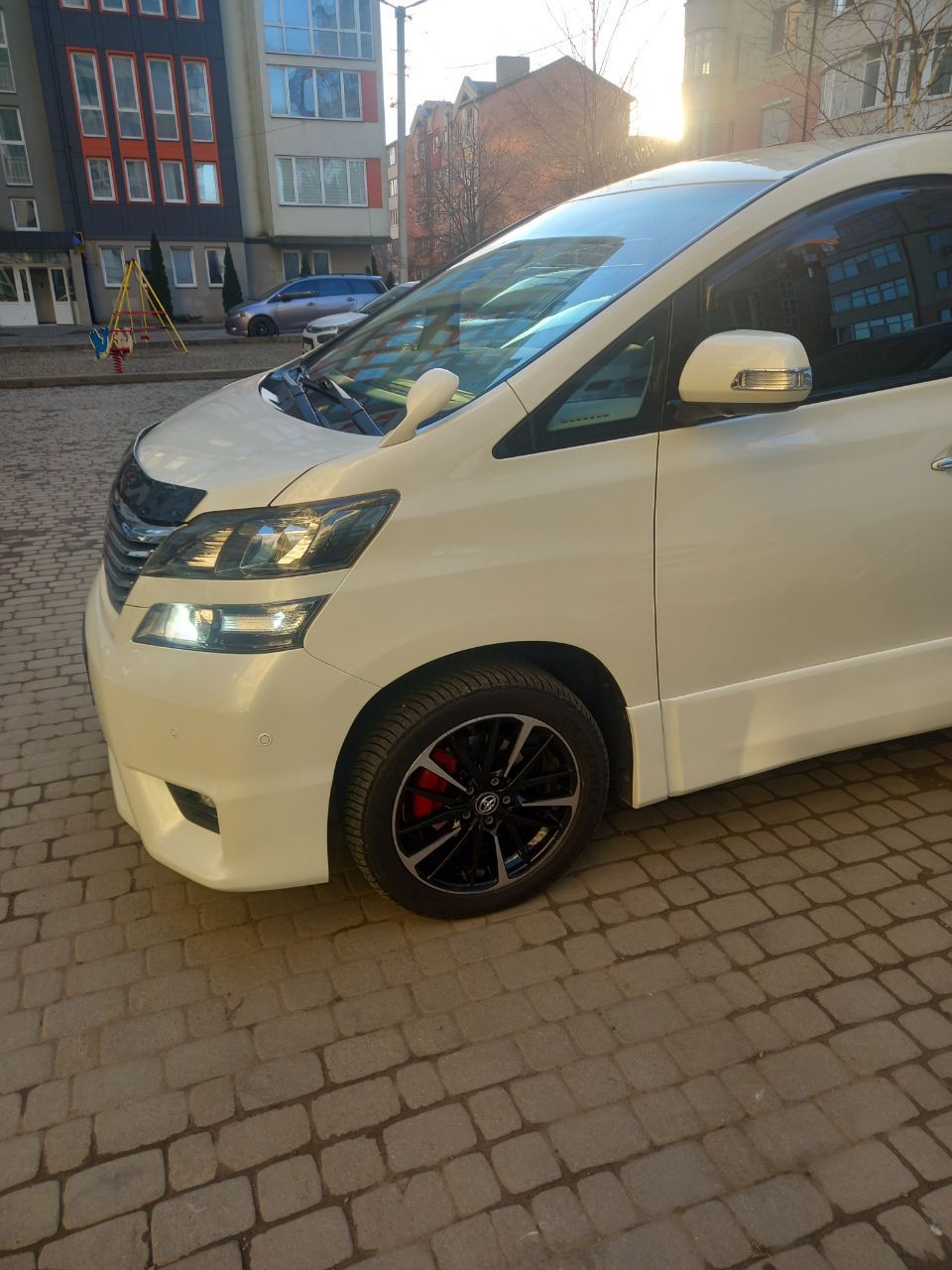 Toyota Vellfire - фото 3