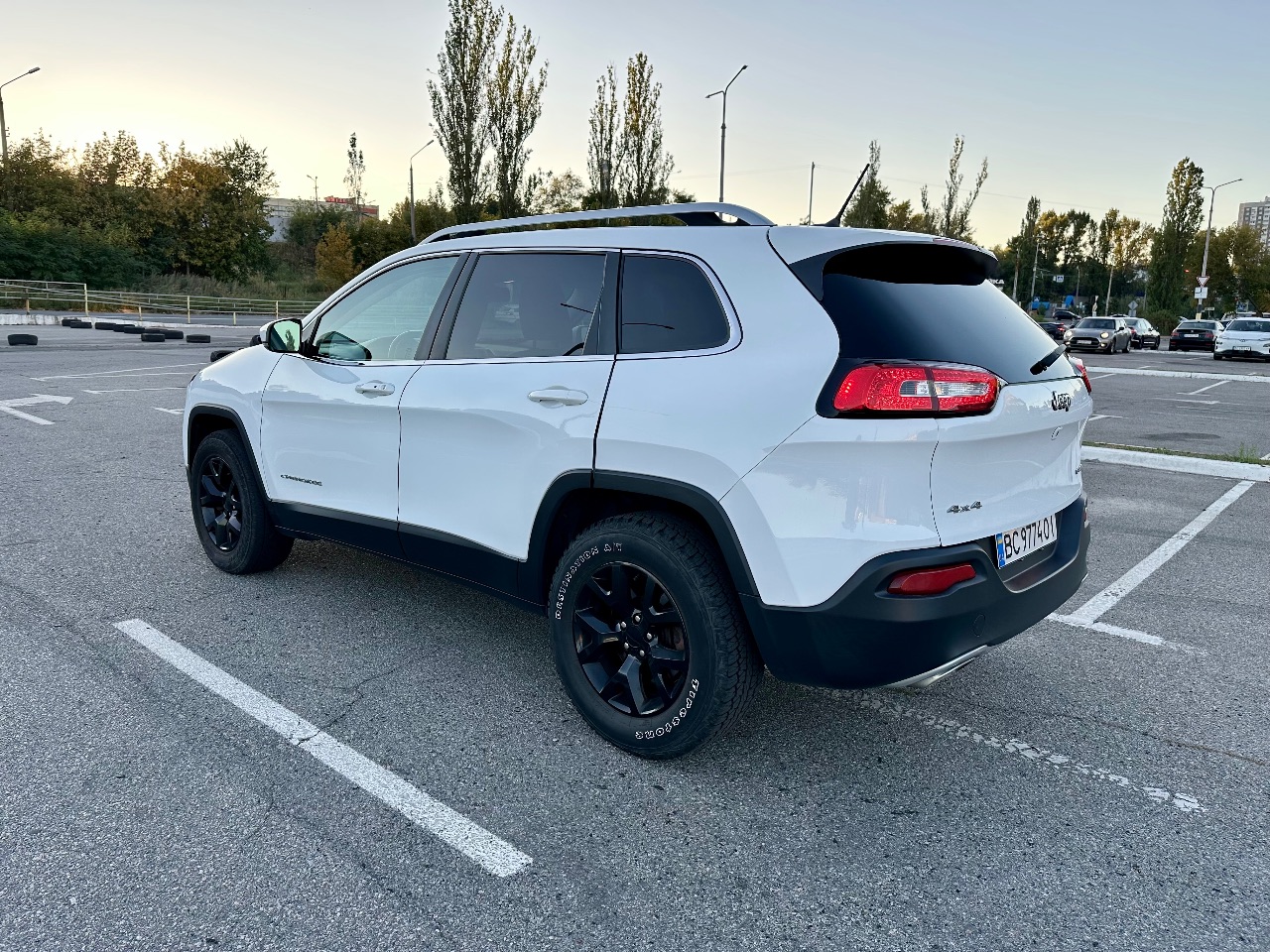 Jeep Cherokee - фото 3