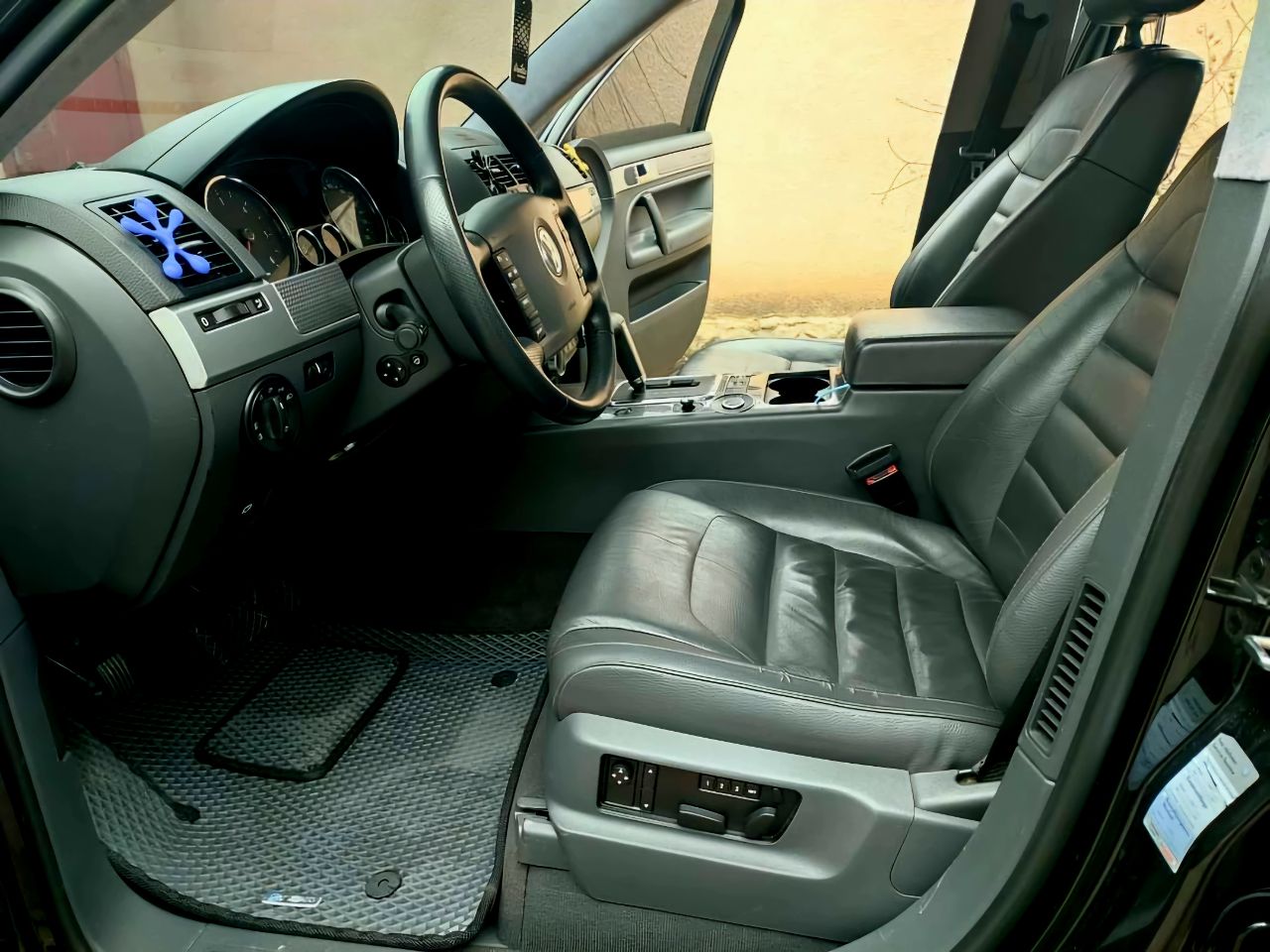 Volkswagen Touareg - фото 6