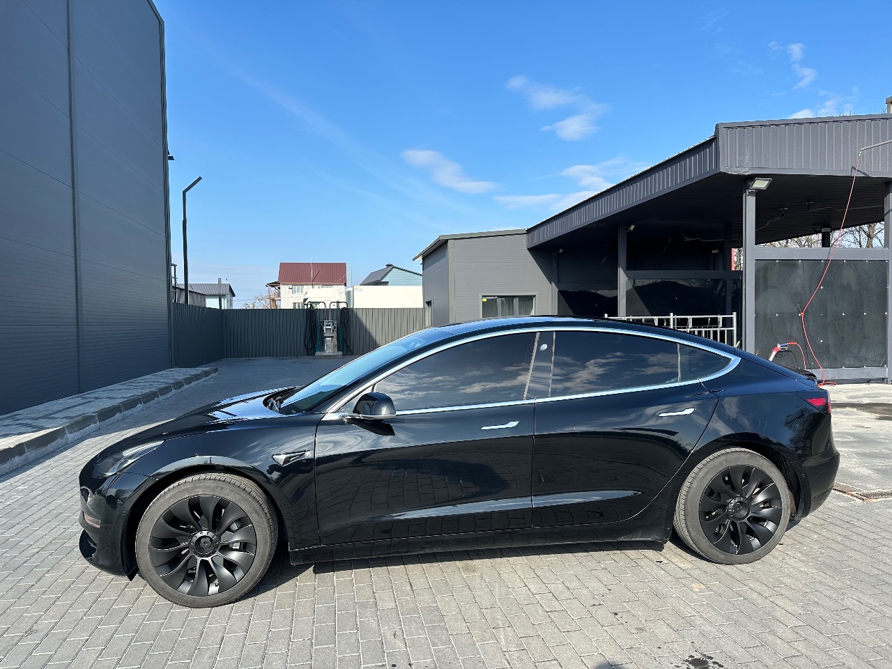 Tesla Model 3 - фото 1