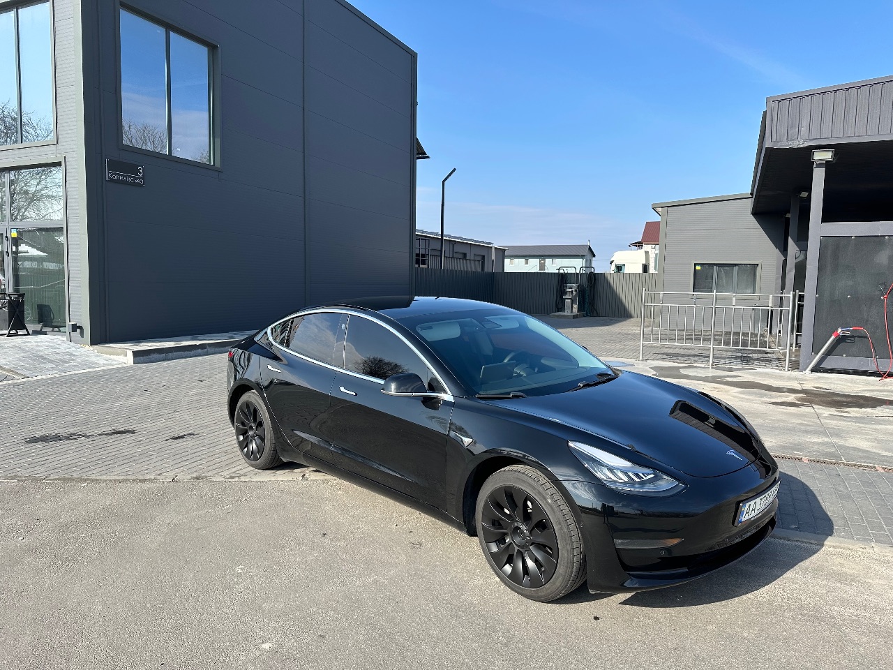 Tesla Model 3 - фото 12