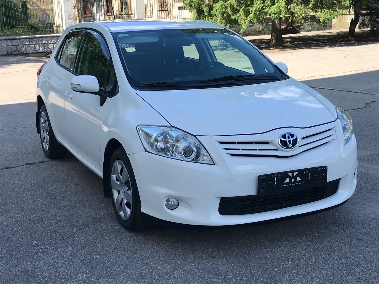 Toyota Auris - фото 1