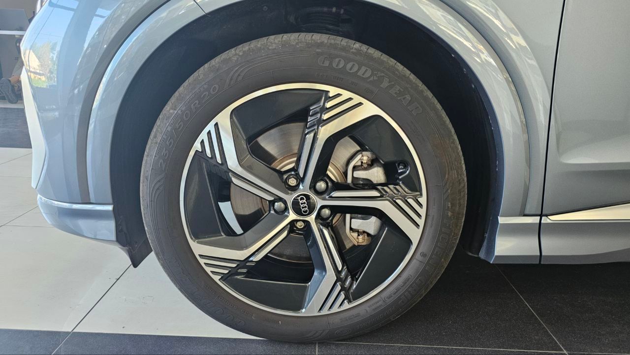 Audi Q4 e-tron - фото 18