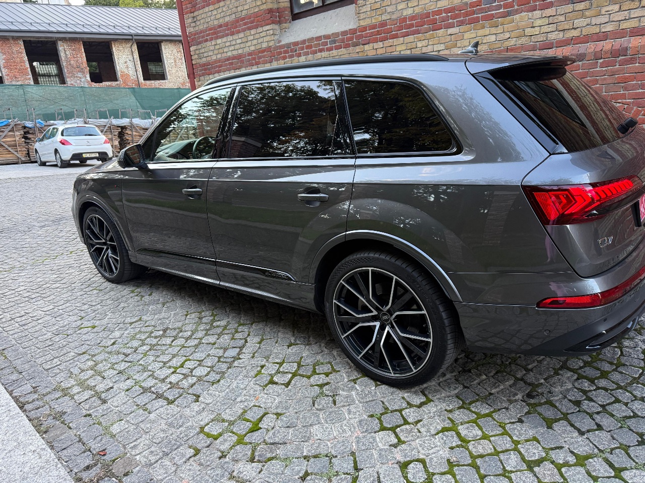 Audi Q7 - фото 9